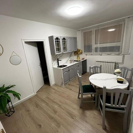 Апартаменти Apartman Gold Maris Карловаць Екстер'єр фото