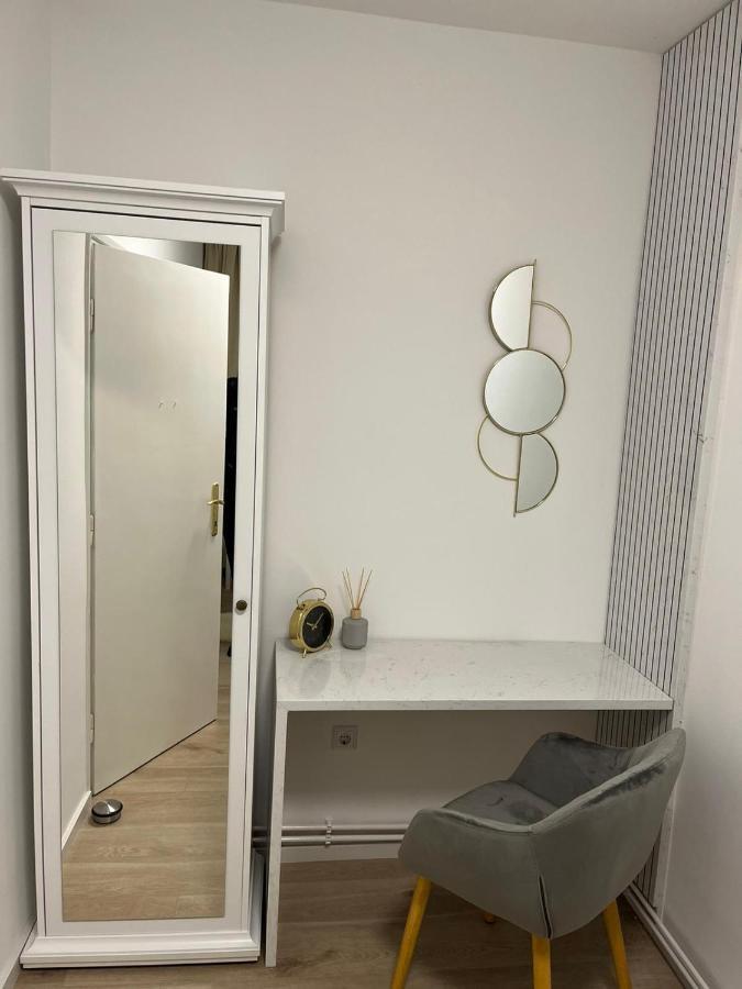 Апартаменти Apartman Gold Maris Карловаць Екстер'єр фото