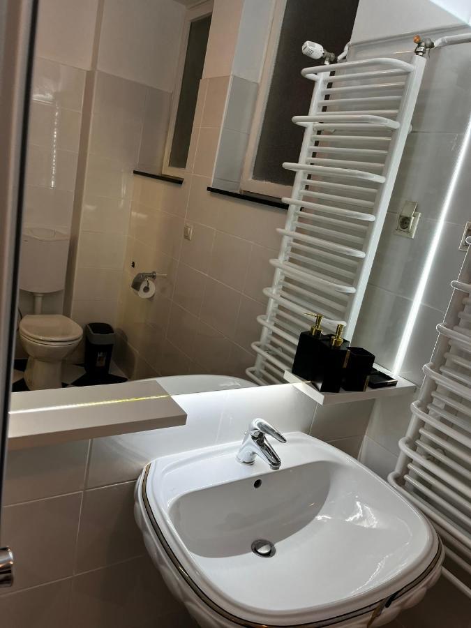 Апартаменти Apartman Gold Maris Карловаць Екстер'єр фото