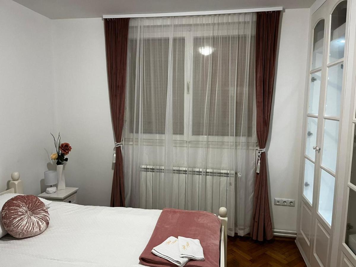 Апартаменти Apartman Gold Maris Карловаць Екстер'єр фото