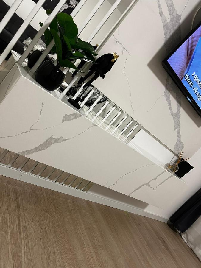 Апартаменти Apartman Gold Maris Карловаць Екстер'єр фото