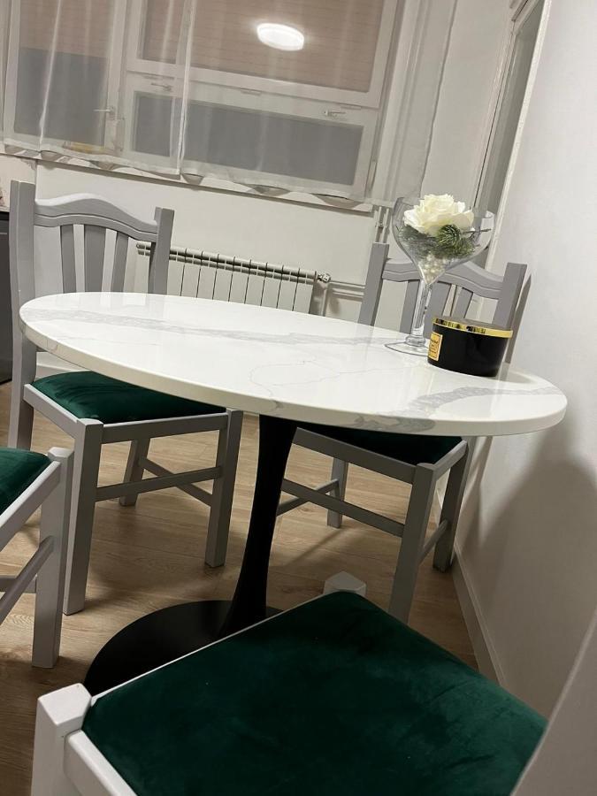 Апартаменти Apartman Gold Maris Карловаць Екстер'єр фото