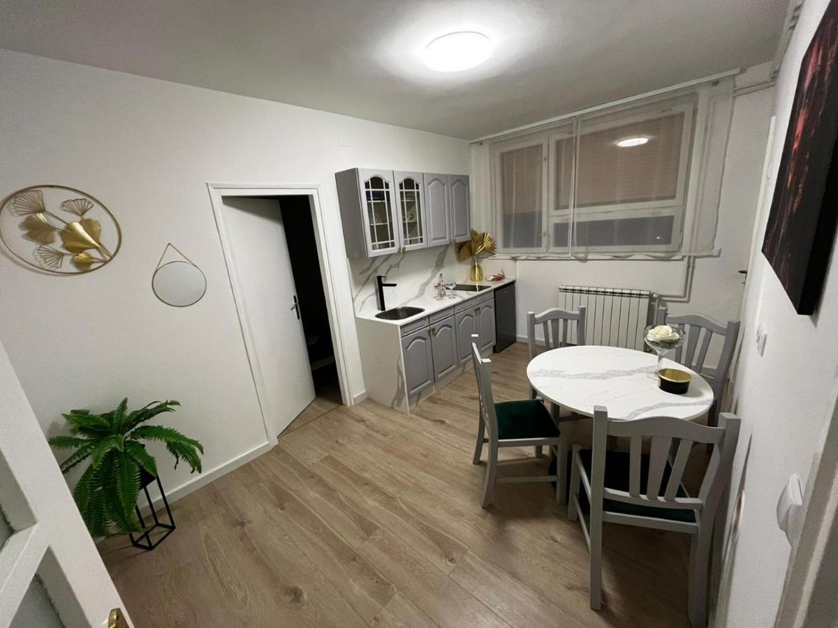Апартаменти Apartman Gold Maris Карловаць Екстер'єр фото