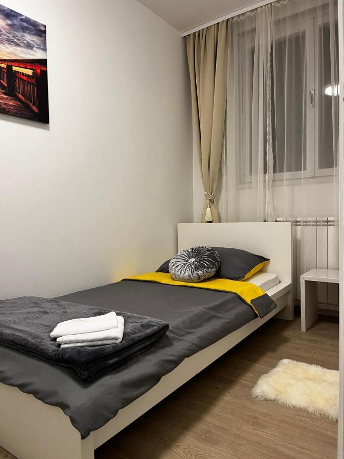 Апартаменти Apartman Gold Maris Карловаць Екстер'єр фото